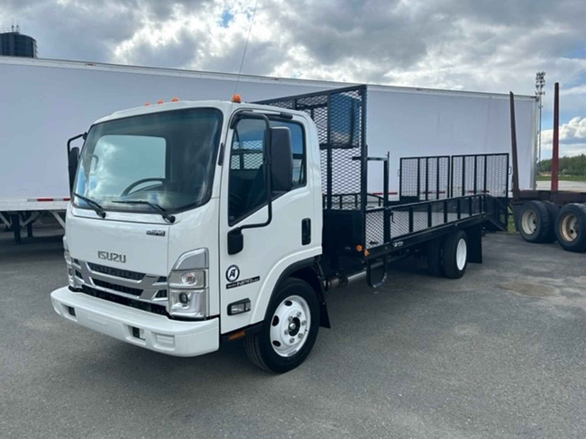 2024 ISUZU NRRGAS - image 1 of 6