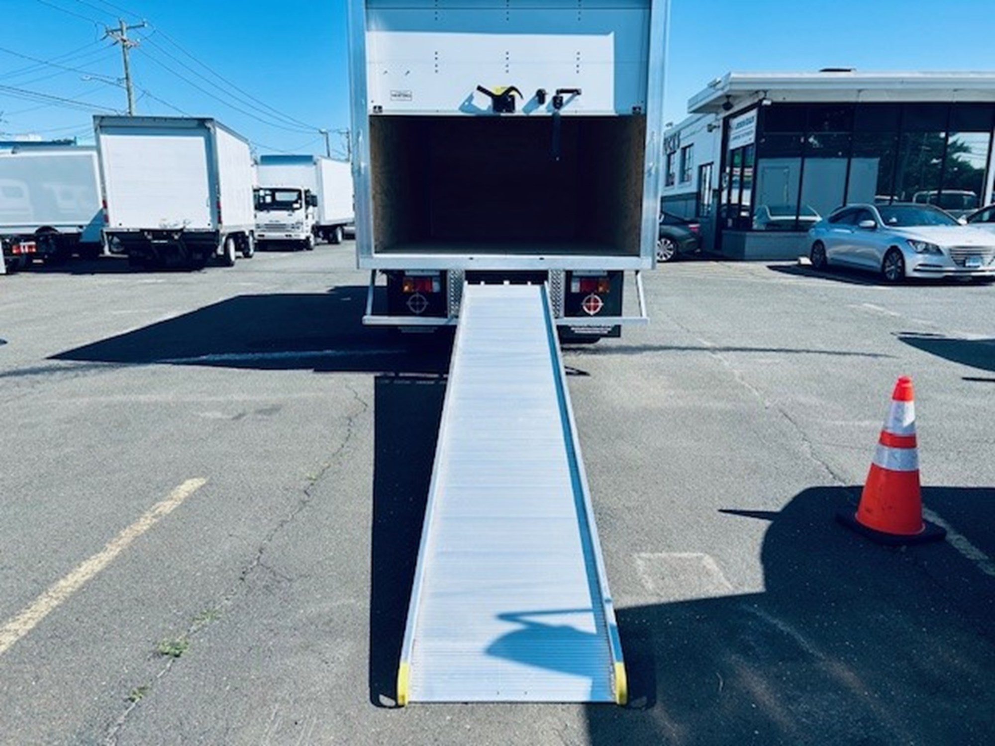 2023 ISUZU NPR - image 5 of 6