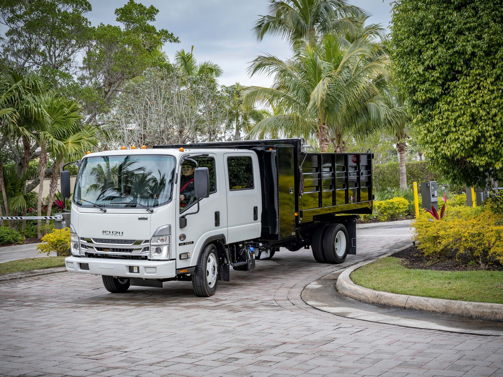 2024 ISUZU NRR - image 3 of 5