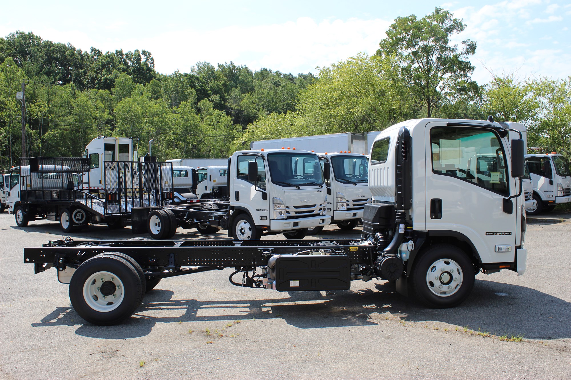 2025 ISUZU NPRHD - image 4 of 6