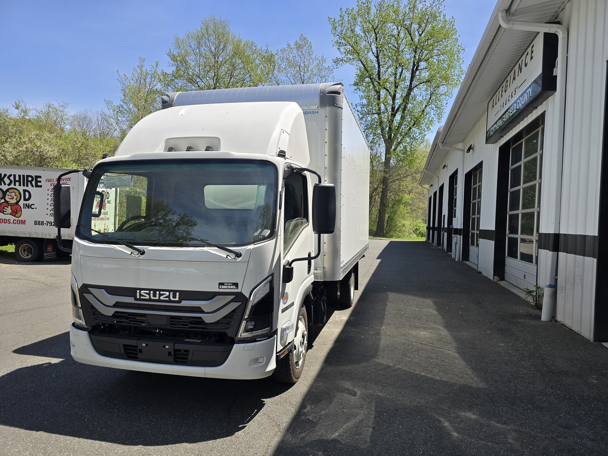 2025 ISUZU NRR