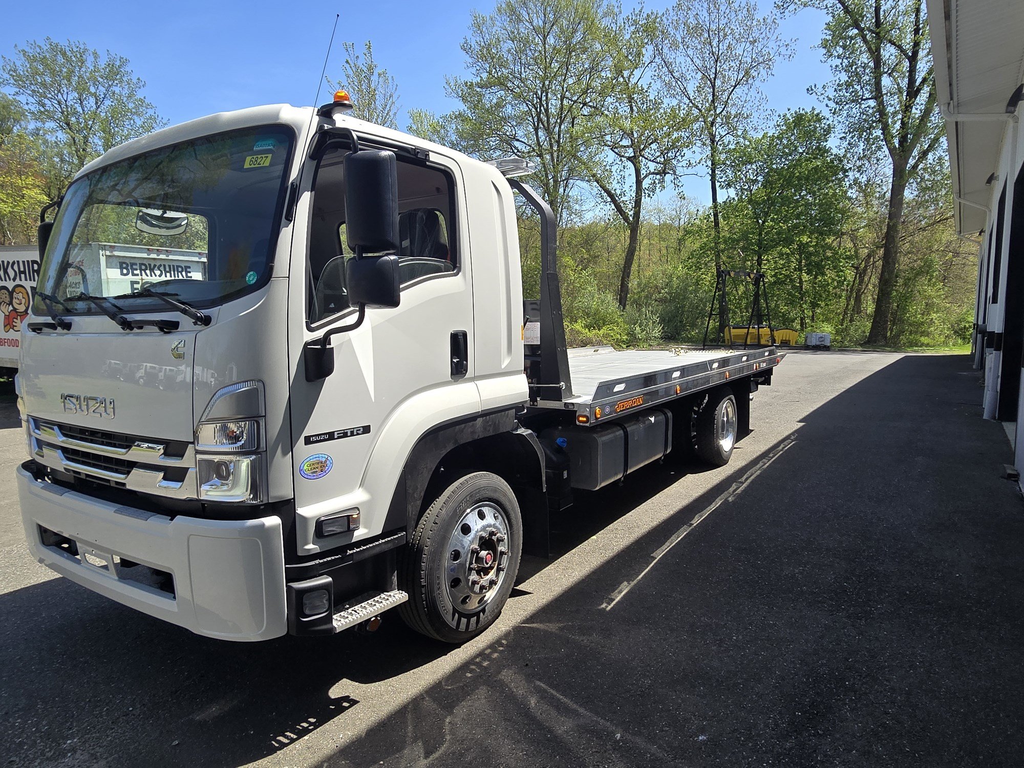 2025 ISUZU FTR - image 2 of 6