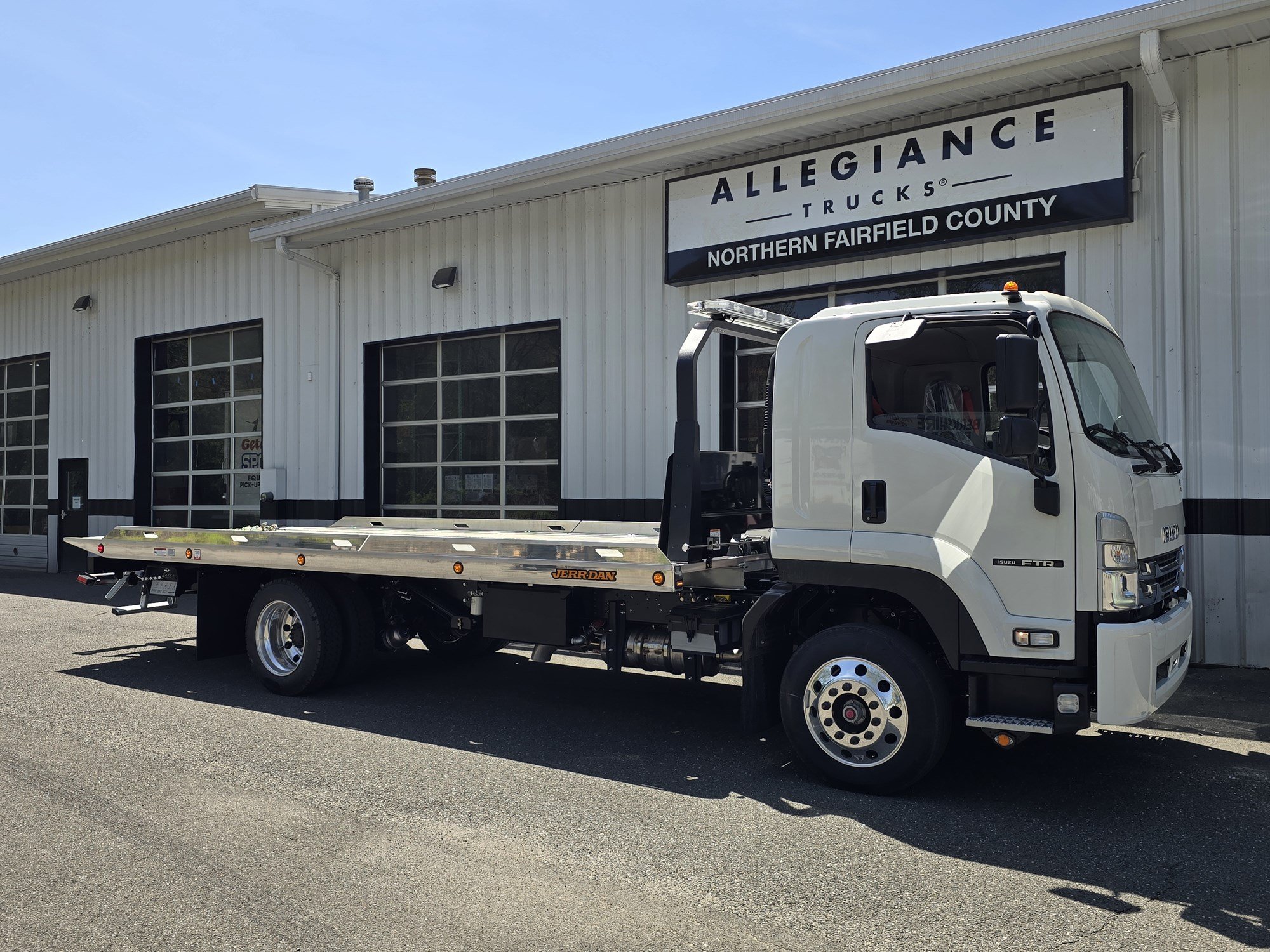 2025 ISUZU FTR - image 1 of 6